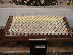 LED-Votivlichter in der Kirche Santa Maria de la Alhambra