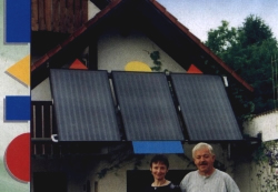 Farbige Phönix-Designelemente an Solaranlage