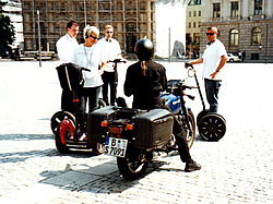 Der Autor auf dem Motorrad im Gespräch mit dem berliner Segway-Team