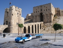 Solartaxi vor der Zitadelle von Aleppo 