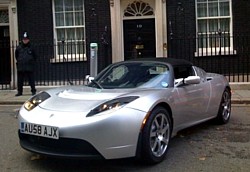 Tesla vor der Downing Street No. 10