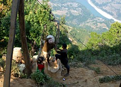 Schwerkraftseilbahn in Nepal