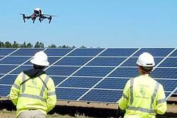 Inspektionsdrohne auf Solarfarm