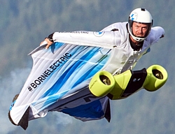 Salzmann mit Elektro-Wingsuit