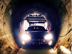 Tesla Model S im Tunnel