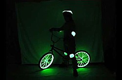 Durch Litroenergy leuchtendes Fahrrad