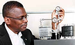 Lonnie Johnson mit JTEC-Modell