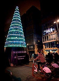 Durch Fahrradstrom erleuchteter Weihnachtsbaum in Barcelona