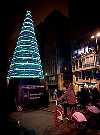 Durch Fahrradstrom erleuchteter Weihnachtsbaum in Barcelona