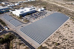 Fabrik und Solarfeld der Global Solar