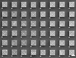 Winzige Siliziumwürfel der selbstmontierenden Solarzelle