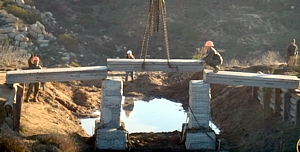 Fußgängerbrücke im Bau