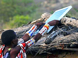 Massai mit Solarpaneel