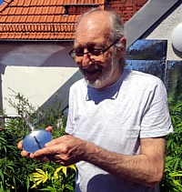 Der Autor mit seinem Solarfeuerzeug