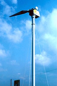 Monopteros Windkraftanlage mit einem Rotorblatt und Gegengewicht