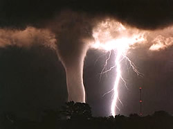 Tornado mit Blitz